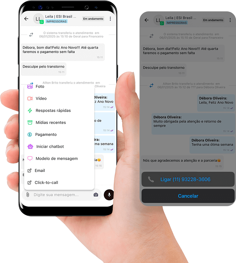 Mão segurando o celular com uma tela do aplicativo